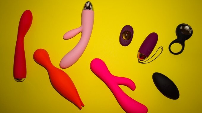 Erotične igračke na rumenem ozadju.