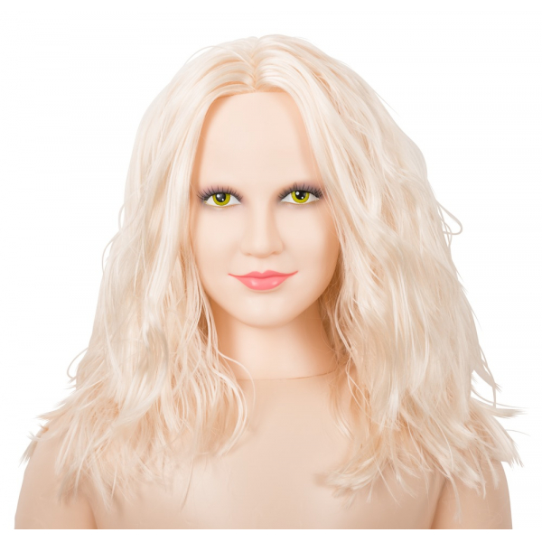 Lutka z blond lasmi.