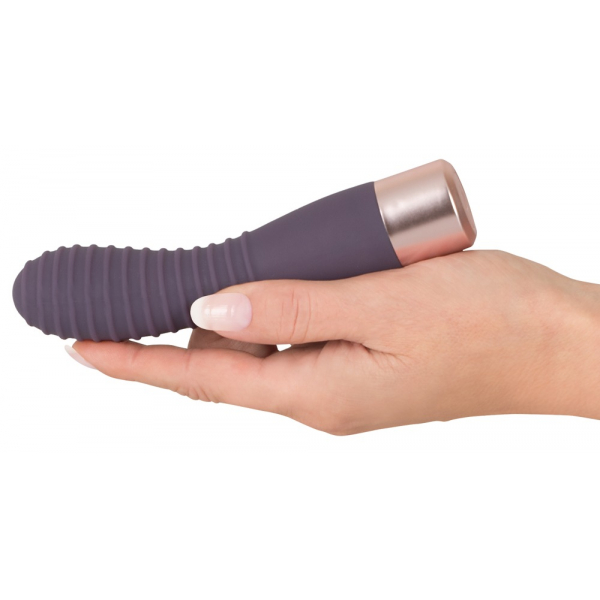 Vibrator vijolične barvev roki.